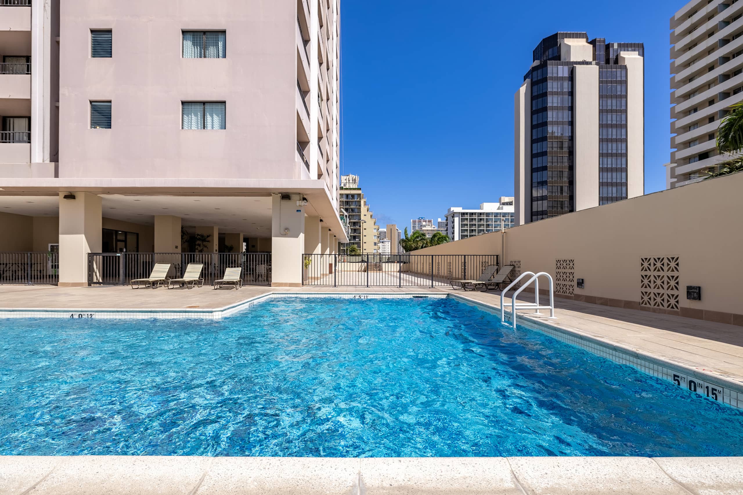 Free Assigned Parking Pool Gym 2 beds 1 bd Waikiki - Image 8