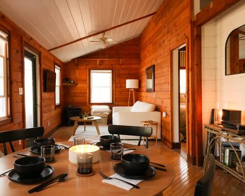 Cozy Cabin w/ Hot tub near National Park, Wineries