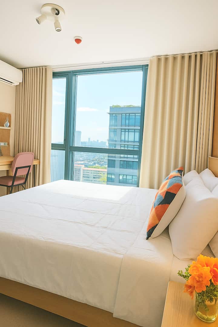 Wake up to city views in a cozy bedroom with a king-sized bed, full blackout curtains, and blinds for the perfect sleep-in. Thoughtfully designed for comfort, whether you’re working by the window or just enjoying a peaceful retreat.