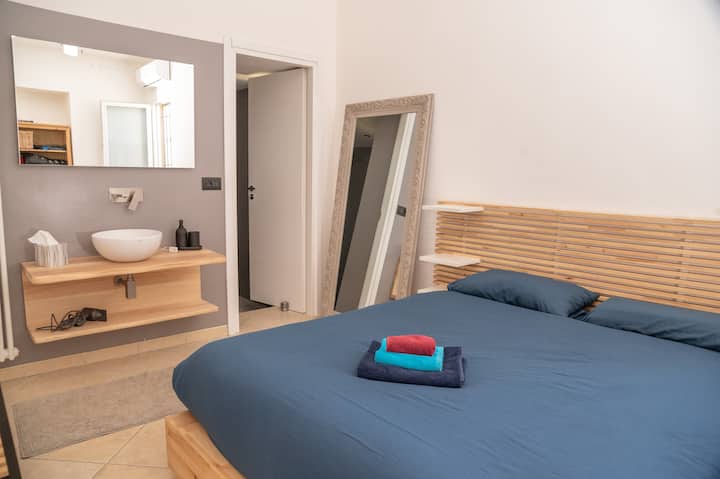 Dormitorio 1 con puerta a ducha privada e inodoro