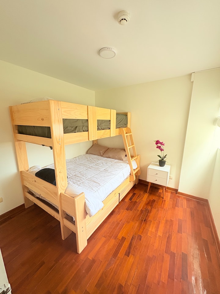 Дупли кревет долу и брачен кревет (широк 150-179 см) горе. 