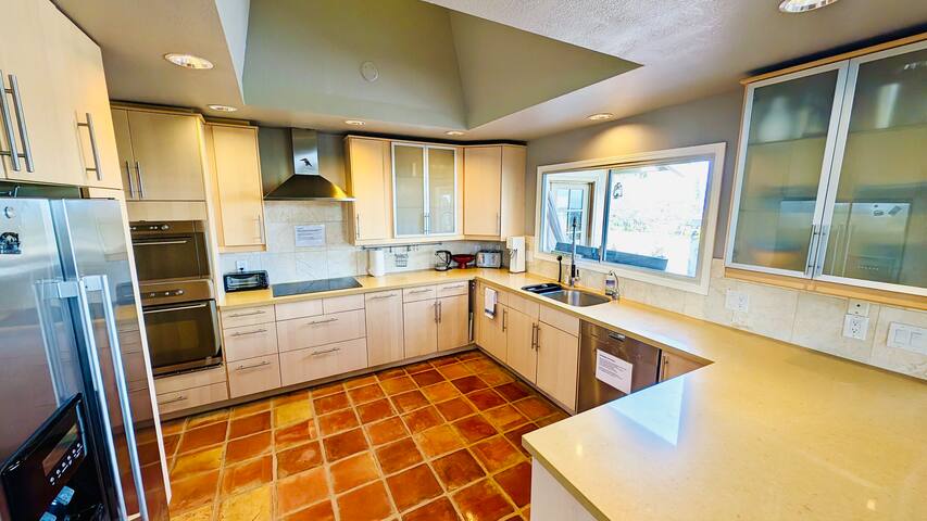 4BR/3BA retreat with stunning Silicon Valley views gallery image 2