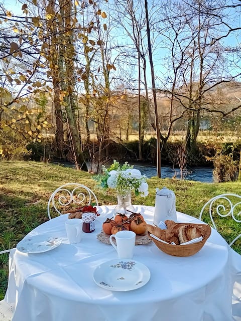 5-Bedroom Gîte with Private River Near Sarlat