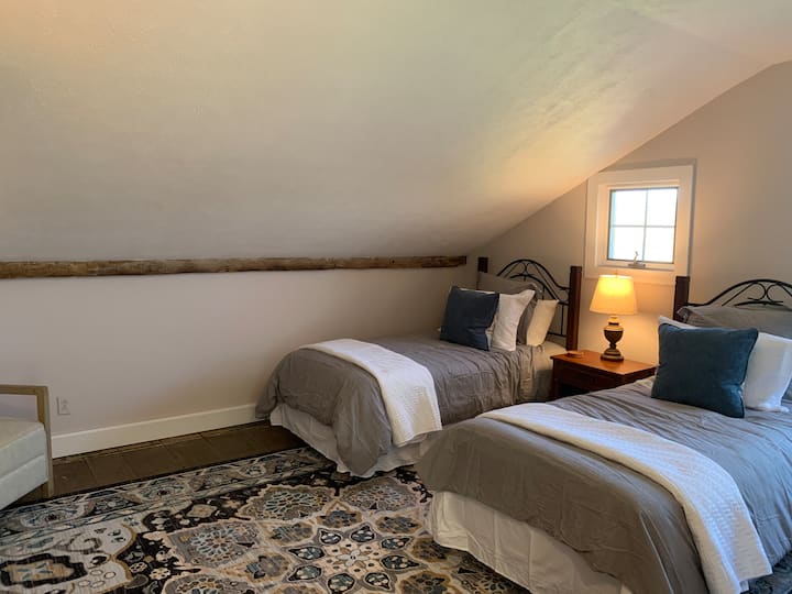 Roshani ya wazi yenye mlango wa skrini kwenye ghorofa ya pili.  