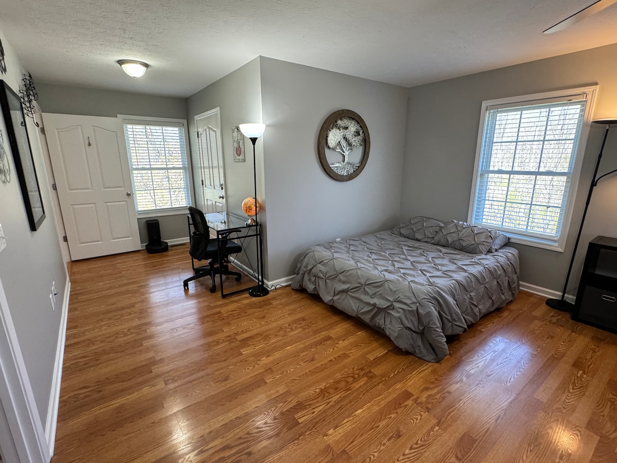 ניתן להכין מזרן רצפה בחדר השינה הראשי או בסלון כדי לארח אורחים נוספים