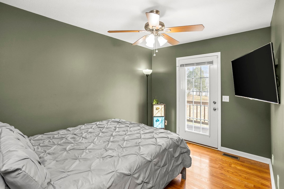 חדר שינה שני נעים עם טלוויזיה חכמה