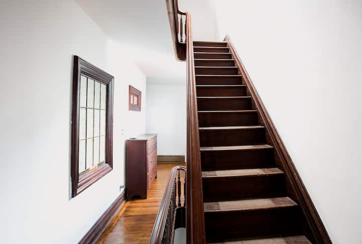 Sunny, Spacious & Central: Bowler - Hudson, NY