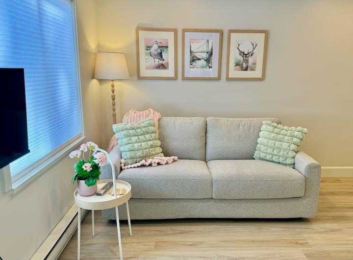 להתפנק בבריחה האולטימטיבית עם הספה הנפתחת המפוארת שלנו. מושלם למשפחות, הוא מבטיח חלומות נעימים ולילות נינוחים בשכונה השלווה הזו.