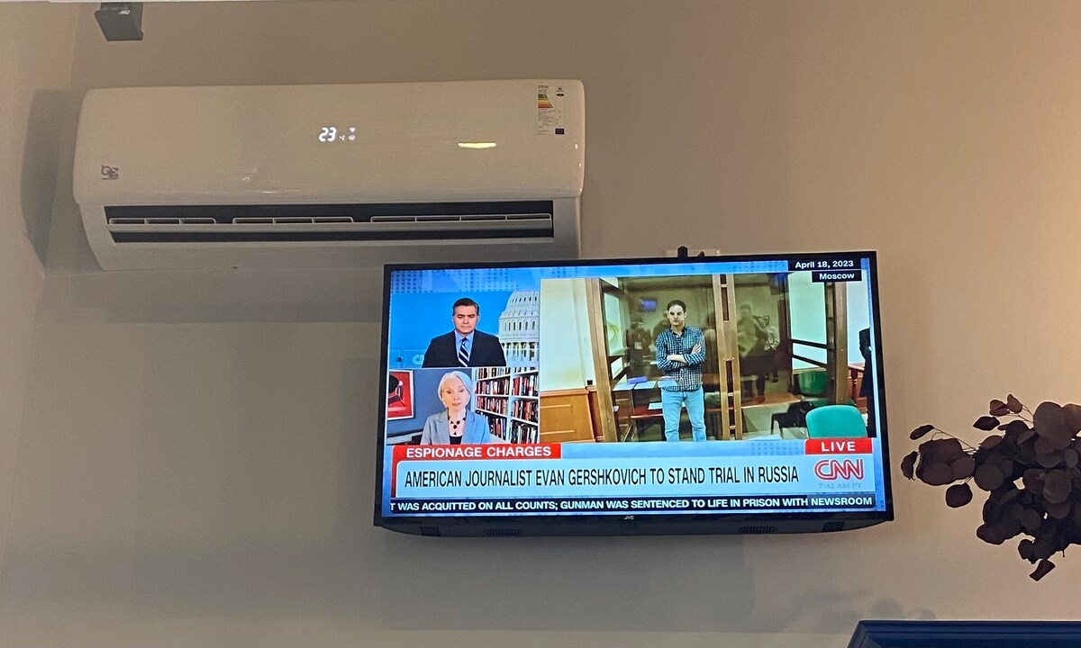 טלוויזיה עם חדשות, סרטים וערוצי ספורט. 
MegaIPTV זמין עם מאות סרטים, ערוצי טלוויזיה בשידור חי והסדרה האהובה עליכם. 
להתכרבל בשמיכה אם המזגן קר מדי. 