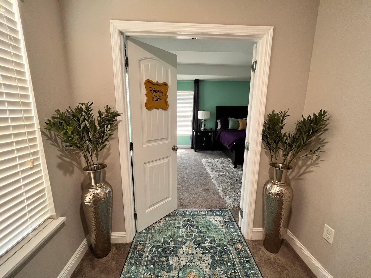  "سافر إلى مدينة عقراب في هذا الجناح المستوحى من علاء الدين، والذي يحتوي على سرير فخم وتلفزيون ذكي ونباتات مورقة وجدران مزينة برسومات يدوية، ويضم الببغاء راجا وأجواء صحراوية ساحرة".