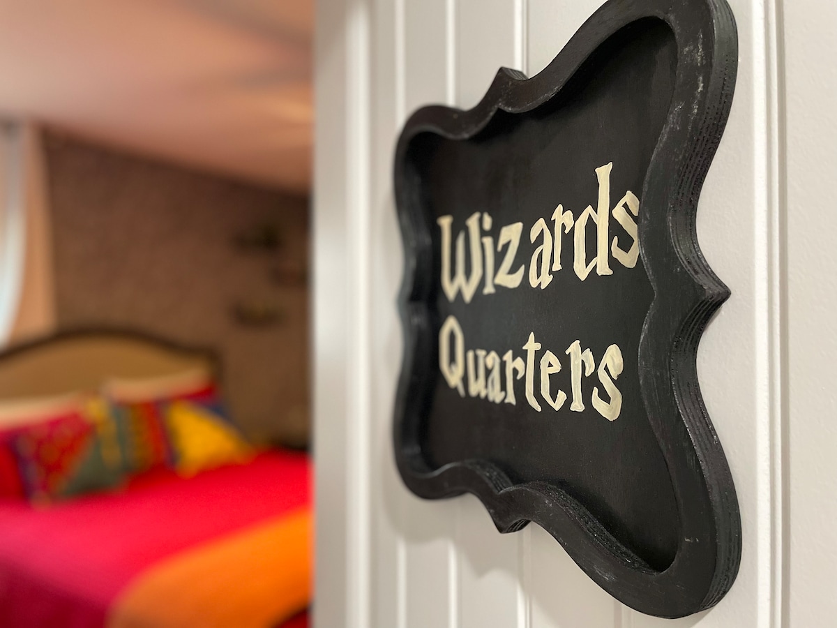 كل ركن من أركان هذه الغرفة المستوحاة من هاري بوتر مليء بعجائب السحر - قبعة الفرز، والجرعات الغامضة، وحتى زيارة من هيدويج نفسها. مثالية للسحرة الشباب (والمشجعين البالغين أيضًا). غرفة نوم بحجم كوين وحمام خاص. 