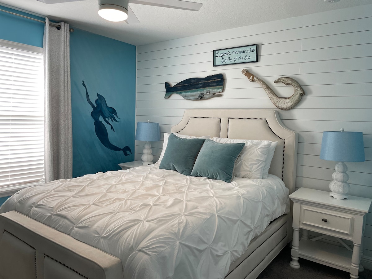 تمزج الغرفة المصممة بشكل جميل بين روح موانا وأناقة آرييل تحت البحر، مما يخلق ملاذًا هادئًا ومتطورًا. تجعل ألوان المحيط الناعمة، والقوام الساحلي، واللمسات الشخصية الدقيقة من هذا المكان حلمًا لحوريات البحر والمسافرين على حد سواء