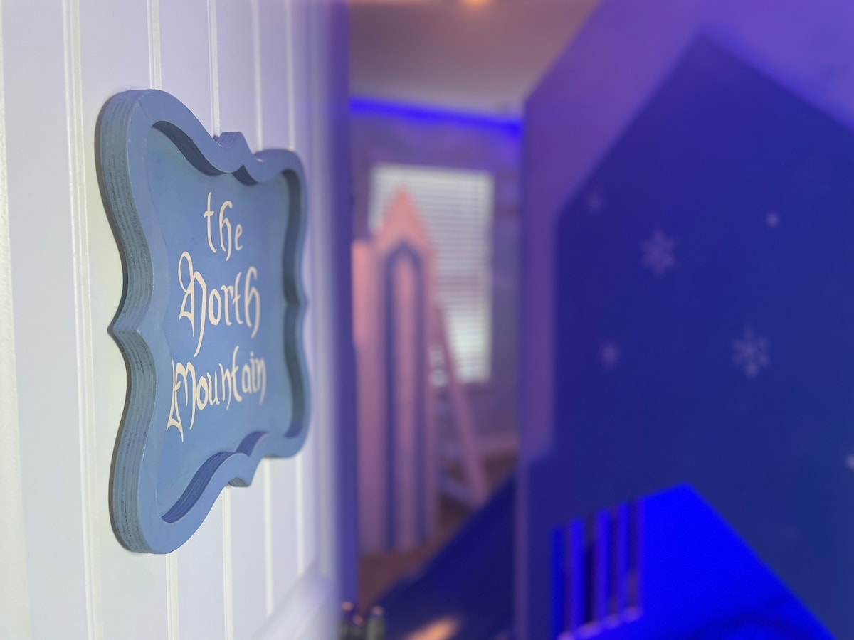 ادخل إلى عالم Arendelle! تتميز هذه الغرفة المكونة من طابقين بتصميم فريد من نوعه مستوحى من عالم Frozen، وتحتوي على سريرين على شكل قلعة مصممة خصيصًا، وزحليقة ممتعة، وجدران مرسومة يدويًا تضفي الحيوية على عالم Elsa الجليدي. مساحة سحرية لن ينساها أطفالك أبدًا!