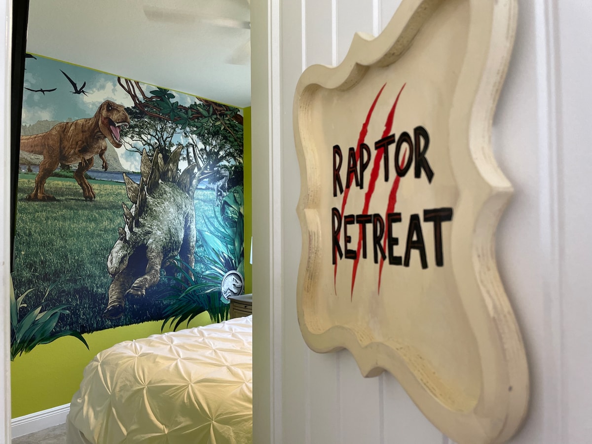  تتحقق أحلام الديناصورات في هذه الجنة من عصور ما قبل التاريخ مع الجداريات الجريئة والفن الاستوائي وسرير كينج المريح. يمكنك الوصول إلى المسبح في الخارج مباشرة!