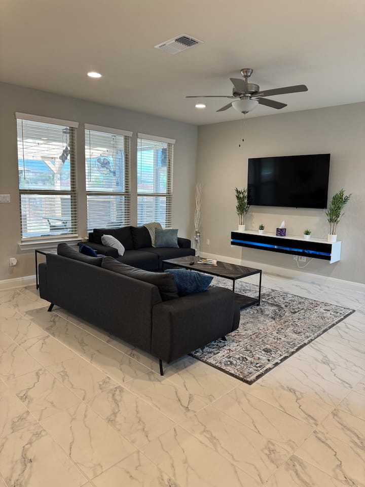 Modern North Austin Retreat W/ Patio - Austin, TX