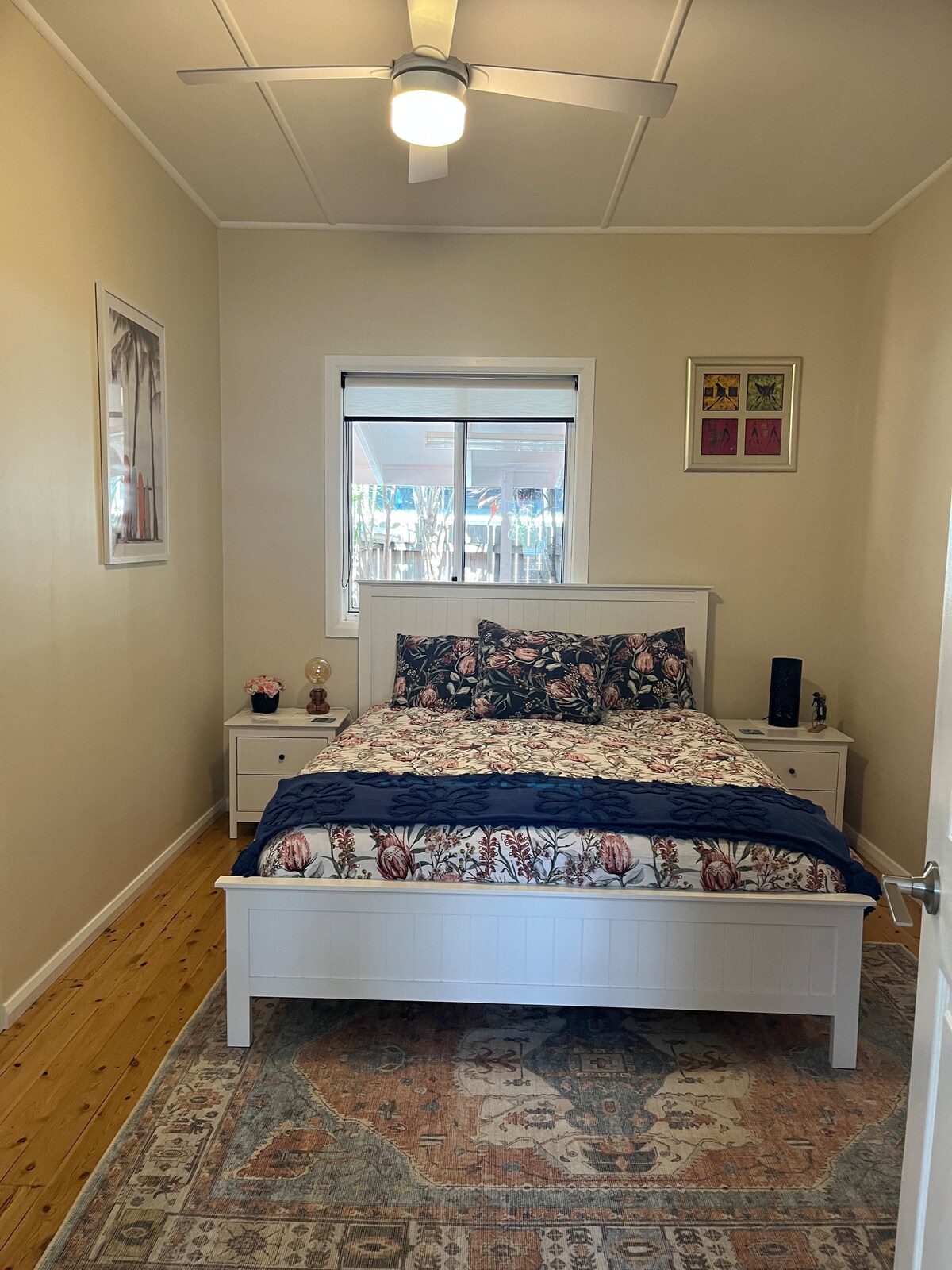 Ლამაზი ფართო ოთახი Queen Bed-ით და უამრავი დასაკიდი და უჯრით.  Ასევე აქვს ოვერჰედის ვენტილატორი.