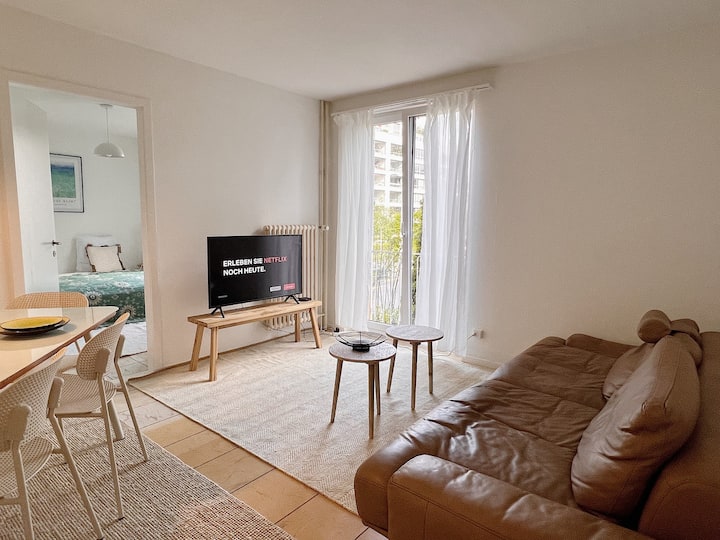 Sebule angavu, yenye samani za kisasa inakualika upumzike ukiwa na kochi la starehe. Kochi linaweza kuvutwa kwenye kitanda cha sofa na kutoa sehemu ya ziada ya kulala – bora kwa mtu wa saba. 