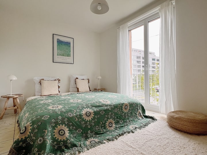 Chumba cha kulala chenye mwangaza na kitanda kikubwa cha watu wawili. Mwangaza mwingi wa mchana hufanya mazingira ya kirafiki na ya utulivu.