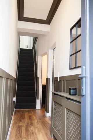 Modern 4BR House – City Getaway, Free Parking! gallery image 4