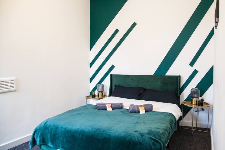 Modern 4BR House – City Getaway, Free Parking! gallery image 5