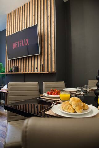 Modern 4BR House – City Getaway, Free Parking! gallery image 2