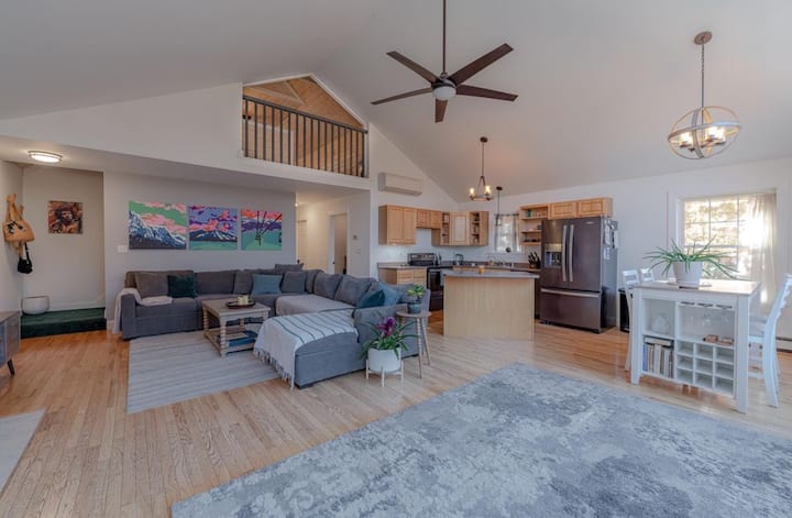 Sebago Cove Chalet W/ Hot Tub - Sebago, ME