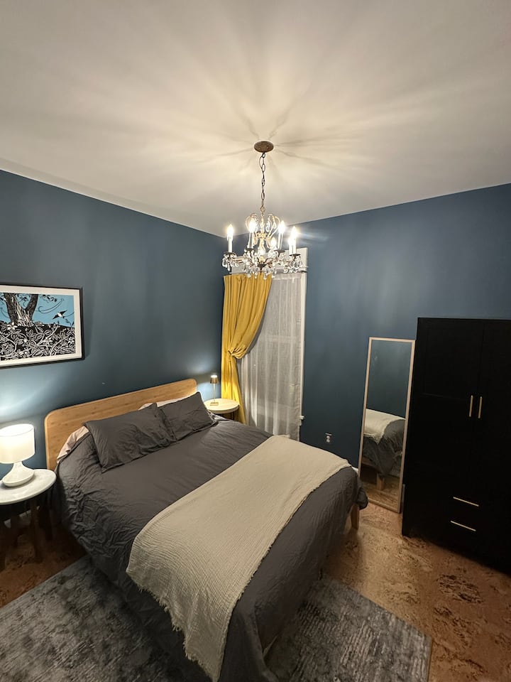 เตียงควีนไซส์ยางธรรมชาติ/สปริงใหม่  ตู้เสื้อผ้าและโต๊ะข้างเตียง 