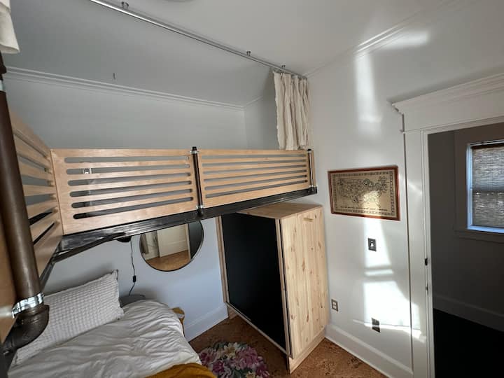 เตียงควีนไซส์ยางธรรมชาติ/สปริงใหม่พร้อมเตียงเดี่ยวโบนัสในห้องใต้หลังคา ตู้เก็บเสื้อผ้า ห้องนี้มีเครื่องปรับอากาศแบบติดหน้าต่าง (และเครื่องทำความร้อน) เพื่อให้ห้องนี้พอดีเหมาะ มีม่านบล็อกแสง 