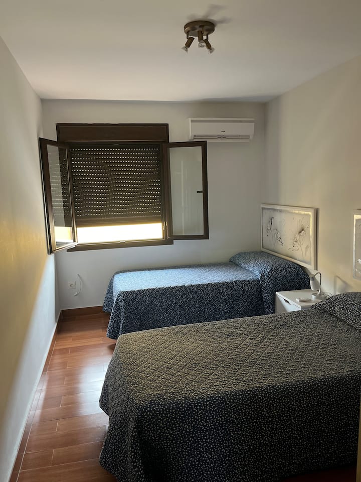 ห้องนอน 1/ห้อง 1
เตียงเดี่ยว 2 เตียงขนาด 90 ซม. และตู้เสื้อผ้าหน้าต่างที่มีแสงสวยงามและเครื่องปรับอากาศ
 เตียงเดี่ยว 2 เตียงขนาด 90 ซม. และตู้เสื้อผ้าหน้าต่างบานใหญ่พร้อมแสงธรรมชาติและเครื่องปรับอากาศที่น่ารื่นรมย์