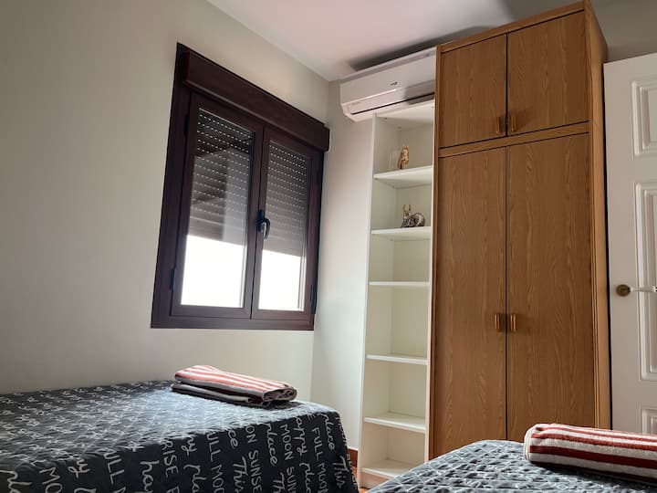 เราวางผ้าเช็ดตัวและผ้าเช็ดหน้าไว้เสมอ เราเตรียมผ้าเช็ดตัวไว้ให้มากกว่านี้เสมอ