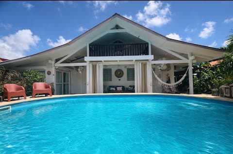 Bohemian house and pool in a quiet neighborhood
