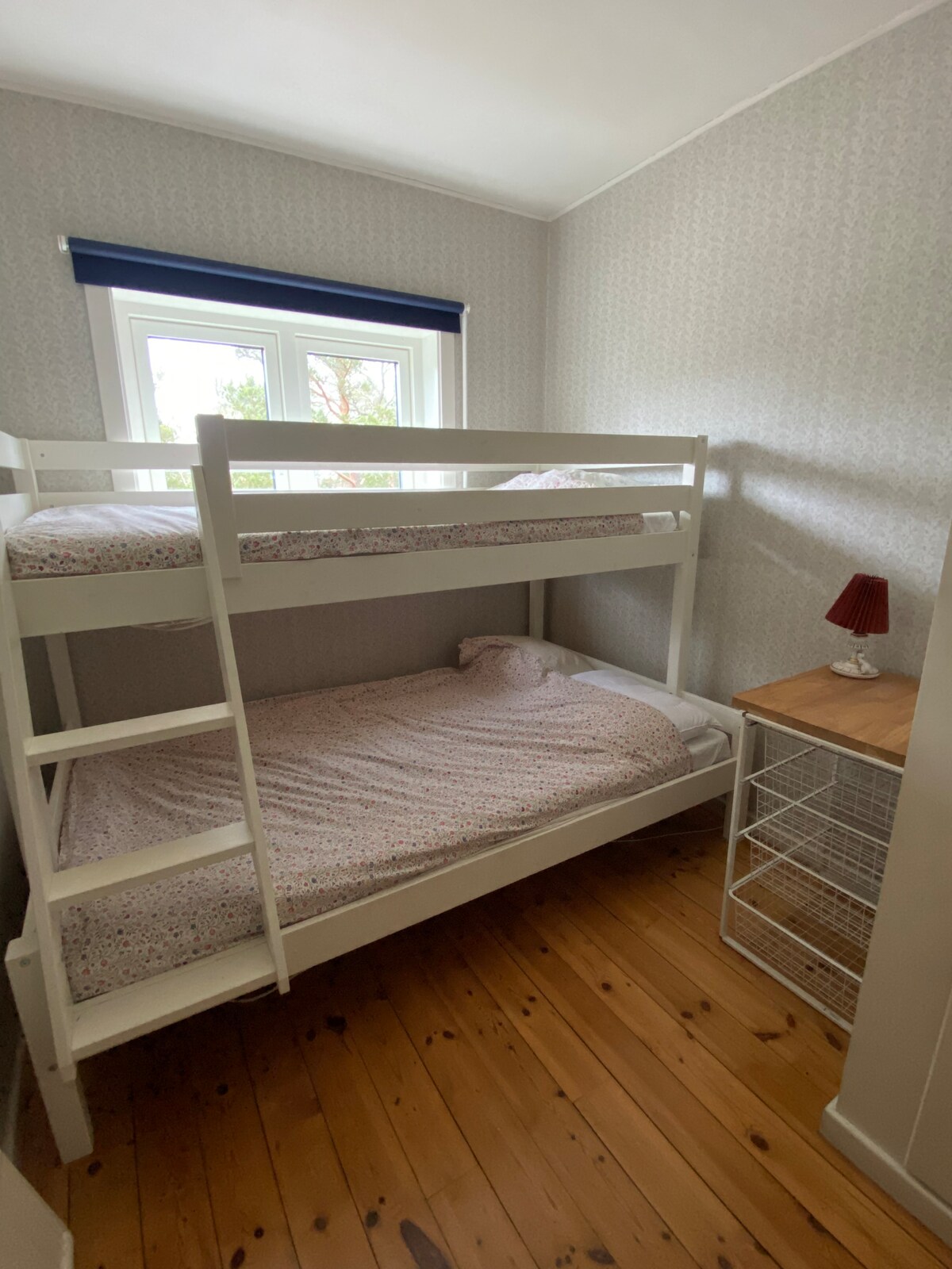 Семейно легло за 2 деца и един възрастен, алтернативно 2 - ма възрастни. Размер на леглото 90 + 120 см 