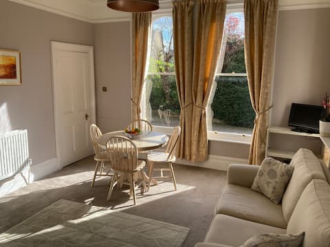 Top performing Airbnb: Lovely garden flat in Charlton Kings
