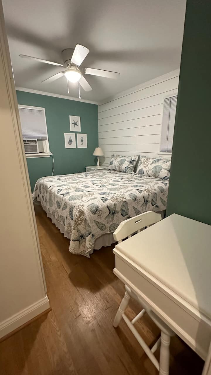 Spálňa s manželskou posteľou King s toľkým úložným priestorom, že budete ohromení!! Zabudovaný osvetlený toaletný papier so vstavanou zástrčkou pre sušičku a/alebo kulmu!  Nočné stolíky majú tiež vytiahnuté podnosy pre vaše pohodlie s vodou atď.!!!