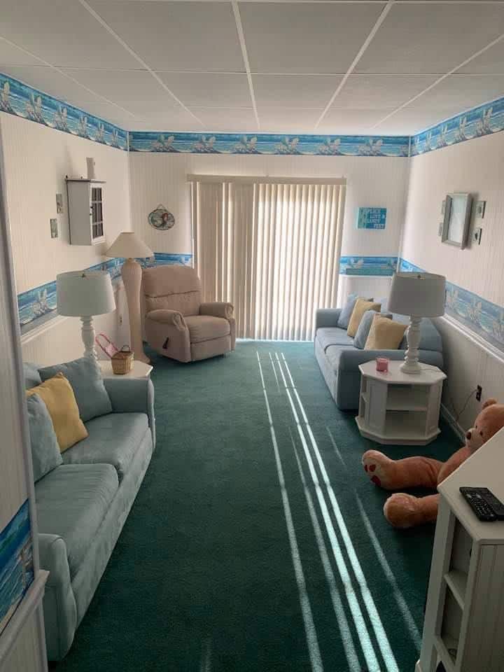 Toto je rodinná izba s dvoma veľkými rozkladacími pohovkami s pohodlnými pokrývkami (aka tretia spálňa so šatníkom)!!! Na vchode sú dvere, ktoré je možné zavrieť žalúziou na dverách pre súkromie!!!