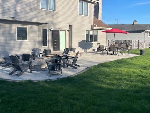 Backyard Oasis- 5 BRM, Firepit/SafeArea, Near Lake