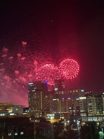 Daisy’s Saloon I Watch NYE Fireworks from Balcony
