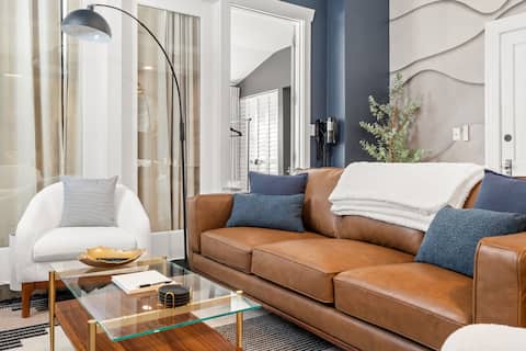 Popular Airbnb listing: Hyde Park Elegance | Walk to Bayshore | Conv Centr in Hyde Park Spanishtown Creek