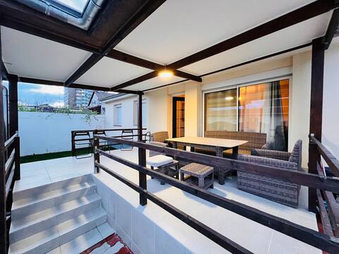 Large modern house between CDG airport and Paris