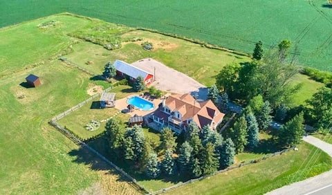 Farm House Oasis: Hot Tub, Ski Trails, sleeps 12