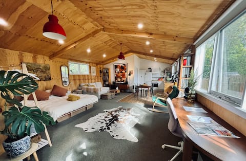 Spacious mid-century studio w/kitchen+ensuite+desk