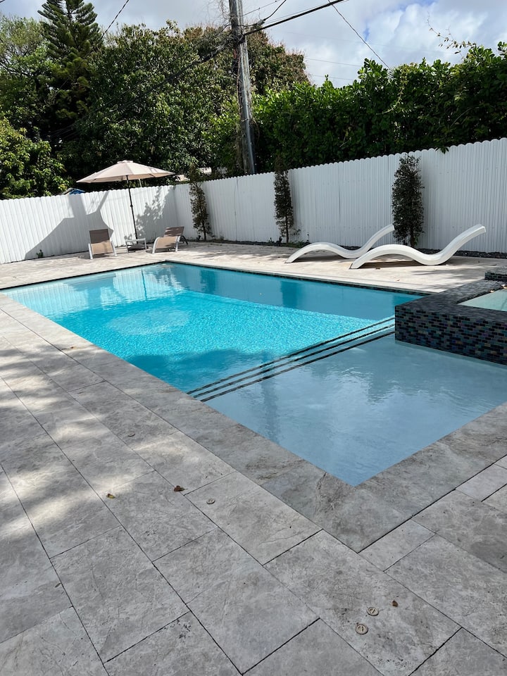 Retraite Au Bord De La Piscine - Miami, FL