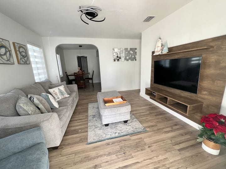 Poolside Retreat Haven - Doral, FL
