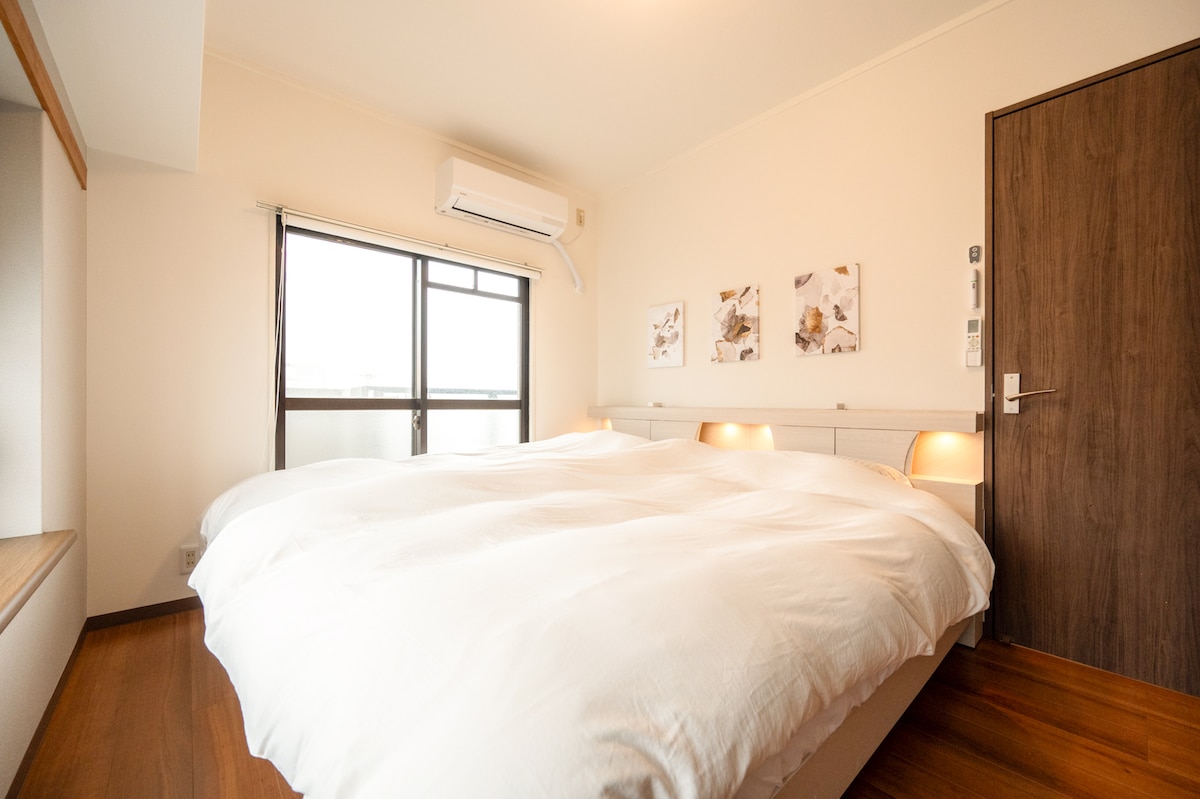 Имаме полубрачен кревет (широк 150-179 см) + единечен кревет (широк 180-179 см) во комбинација.Има осветлување за да бидете сигурни дури и навечер.