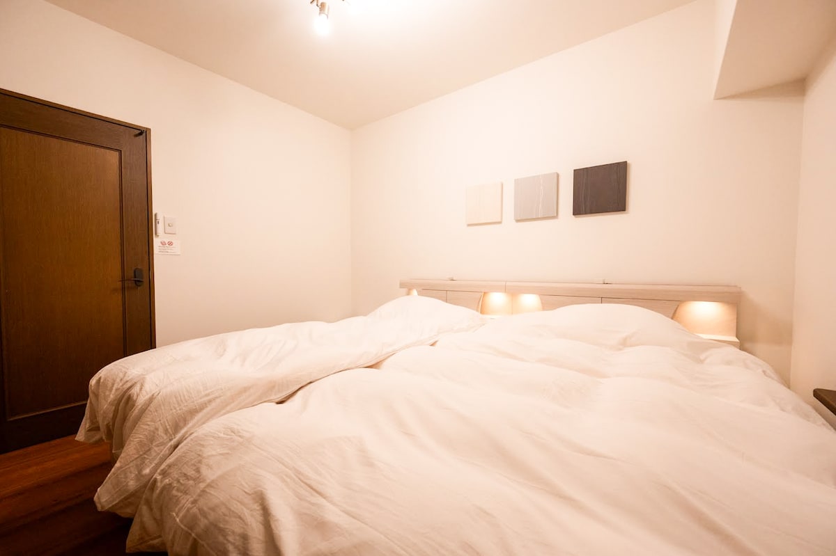 Единечен кревет (широк 150-179 см) + полубрачен кревет (широк 180-179