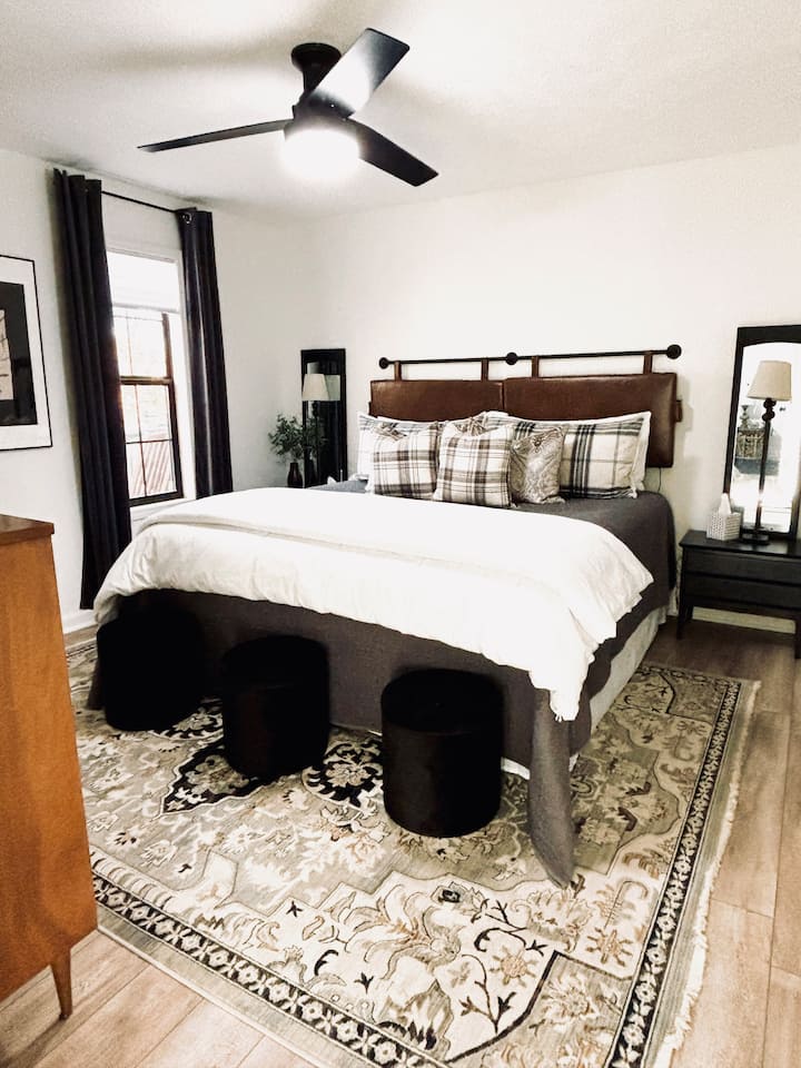 Მთავარი საძინებელი დიდი ზომის საწოლით - დამატებითი თეთრეული განავალში, საწოლის ძირში

Მთავარ სააბაზანოზე წვდომა

Შეეხეთ ღამის განათებებსა და უსბ პორტებს, რომლებიც თავსაბურავზეა განთავსებული

Ცალკე შესასვლელი უკანა პატიოზე