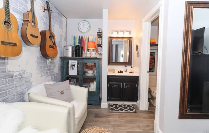 The Gypsy: Free Parking | Steps To Downtown Charm - Eureka Springs, AR