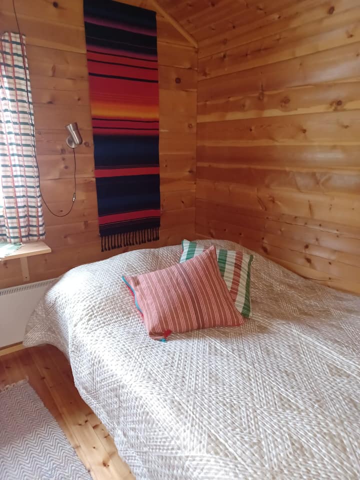 גישה לחדר השינה הראשי מהמטבח. בחדר יש גם ארון בגדים.