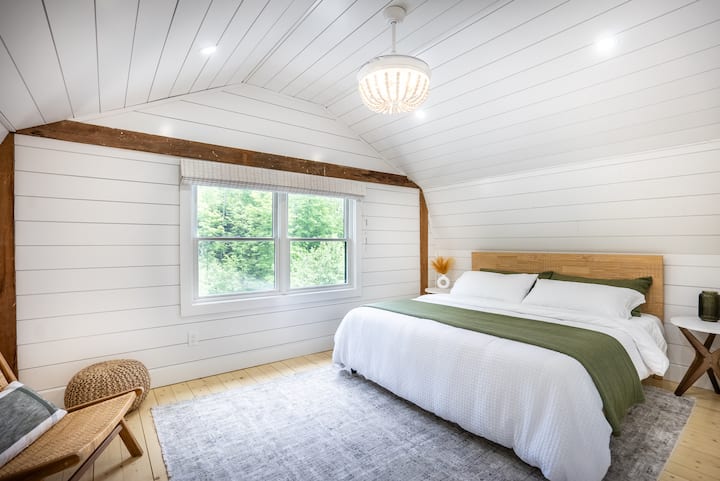 Veliki bračni krevet za dvije osobe s prijenosnim igralištem u ormaru u hodniku