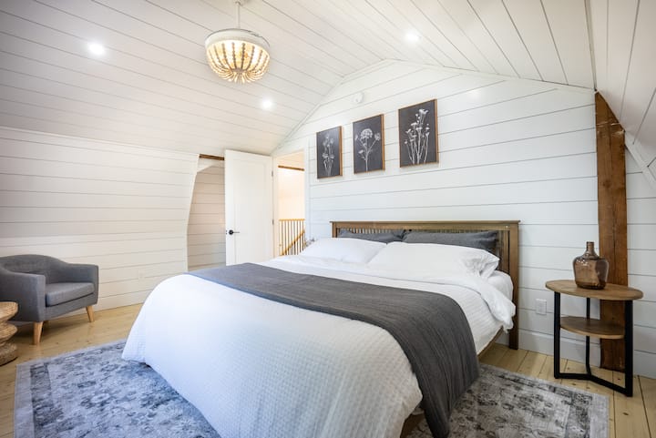 Veliki bračni krevet za dvije osobe s prijenosnim igralištem u ormaru u hodniku